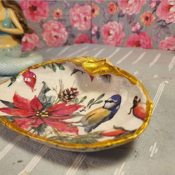 DECOUPAGE CLAM SHELL DECOUPAGE CHRISTMAS POINSETTIA AND BIRD ON A CLAM SHELL - Picture 7 of 7